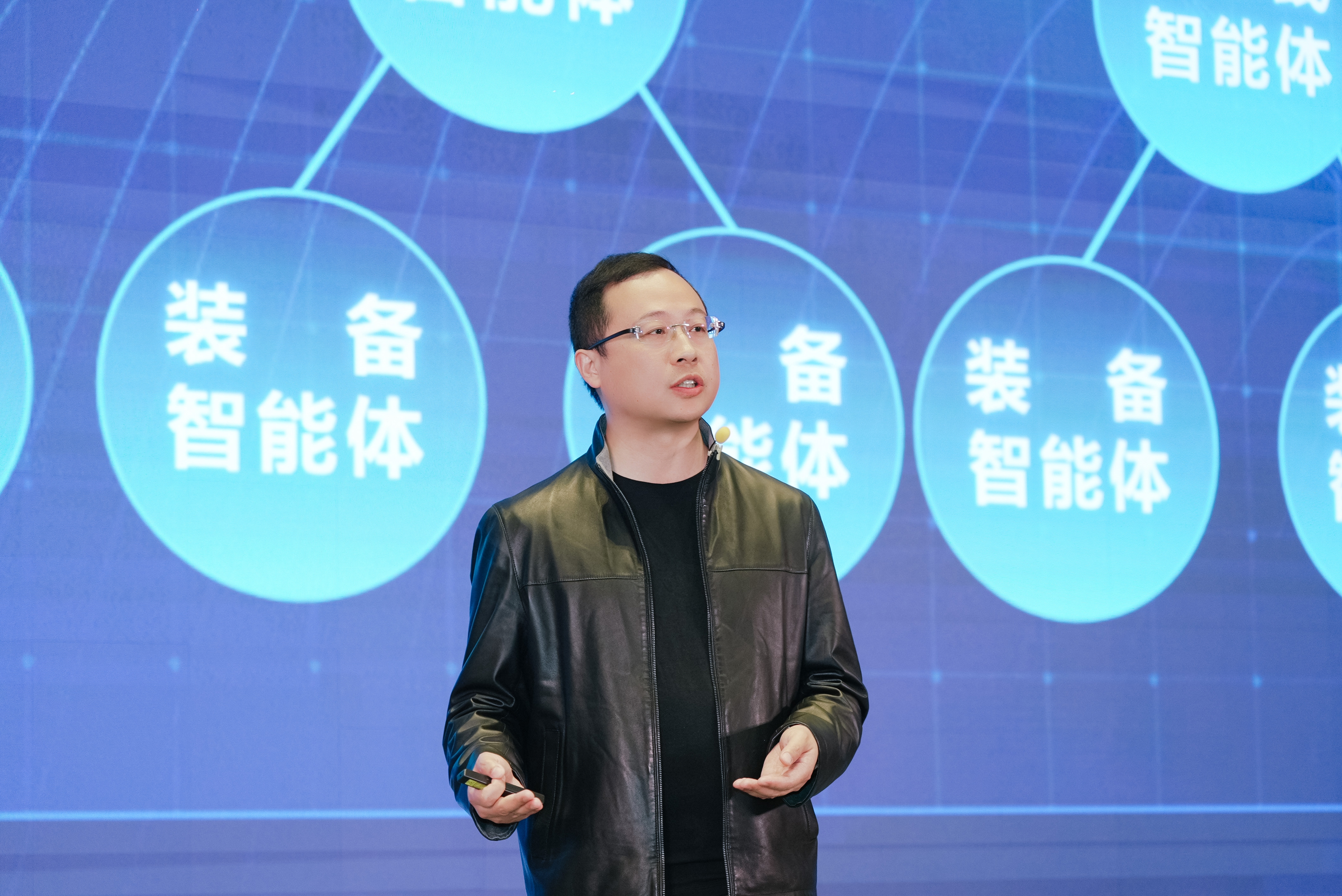 丁总演讲.jpg 丁总演讲.jpg